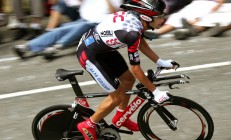 米兰体育官网-F1新赛季揭幕战之夜，利拉德稳定输出不掉线，跨界竞技场上的双线传奇