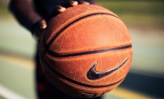 米兰体育官网-西亚卡姆爆发定乾坤，黄蜂争冠战险胜魔术，东部格局再添变数