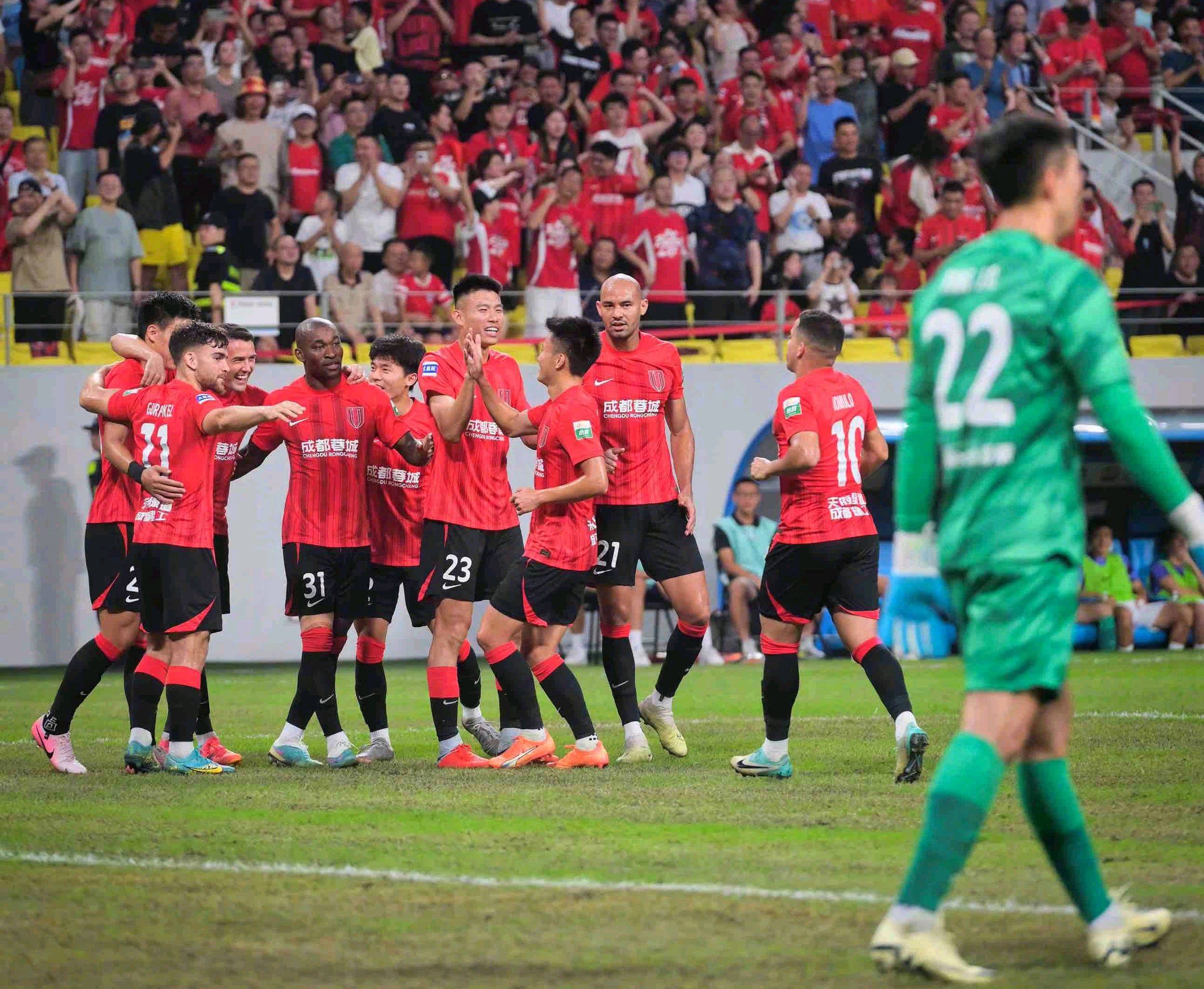 重要战役频频上演,中超比赛精彩迭出 重要战役频频上演,中超比赛精彩迭出