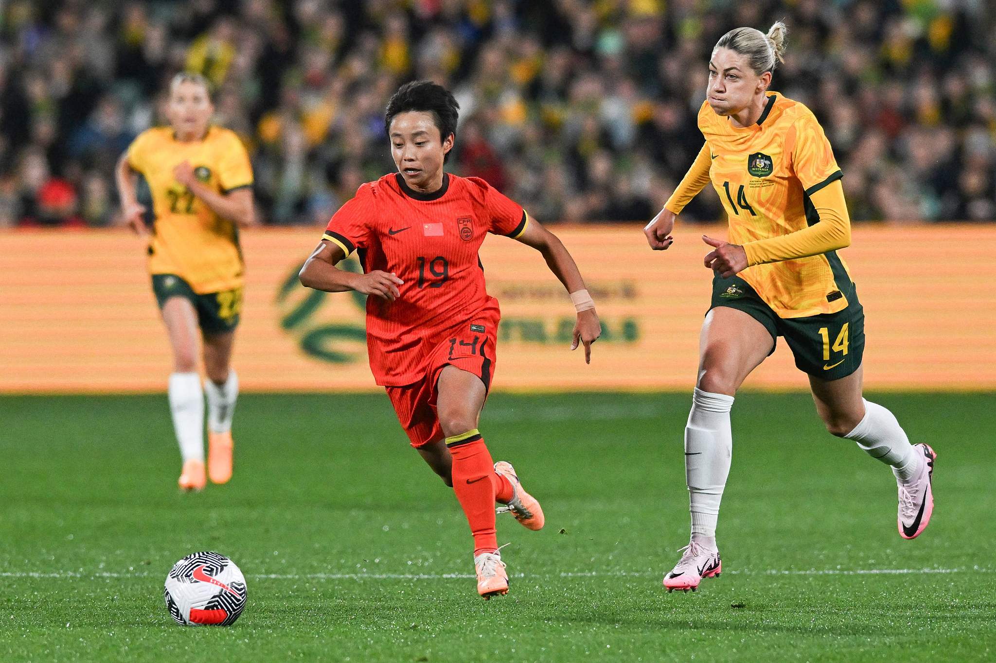 女足球员为卫冕冠军不懈奋斗的简单介绍