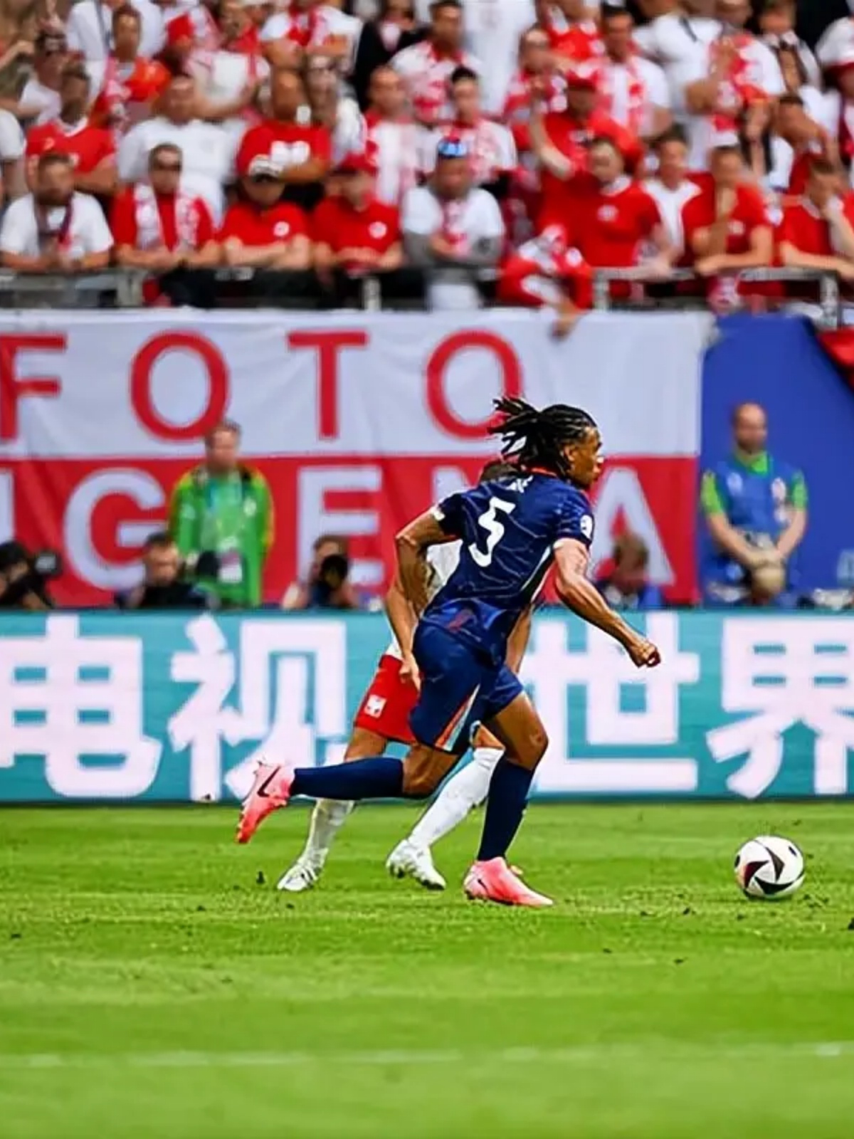 关于波兰队大比分取胜，晋级决赛的信息