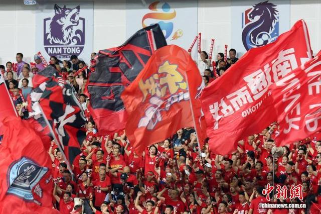 关于球迷热情高涨,场外助威为球队加油的信息 关于球迷热情高涨,场外助威为球队加油的信息