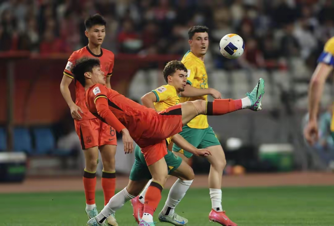 对阵球队展现斗志，比赛上演激烈角逐的简单介绍