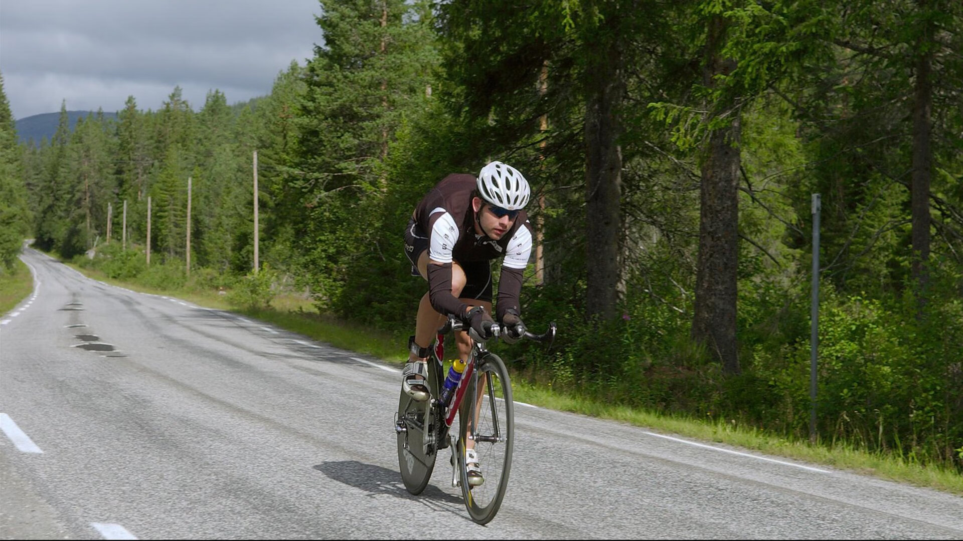 当格子军团遇上大黄蜂,恩佐的隐形琴弦如何拨动比赛命脉