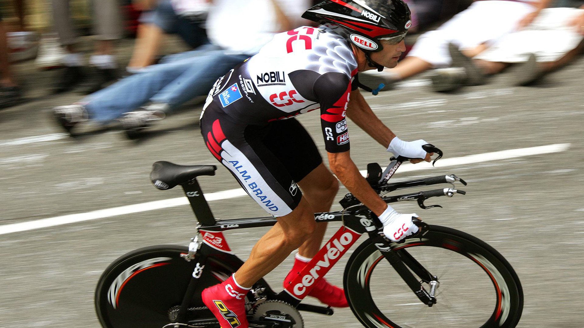 街道狂飙与球场激战,速度与意志的双重交响